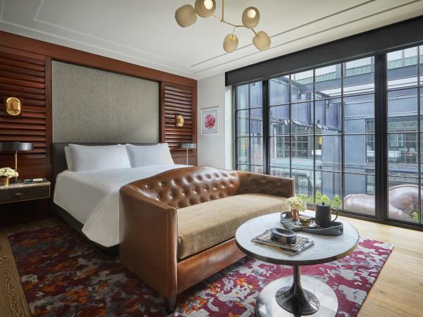 Sagamore Pendry Baltimore : photo 2 de la chambre hébergement de luxe lit king-size cour