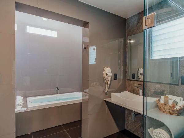 Chanpaal Hotel Boutique - Only Adults : photo 1 de la chambre suite deluxe avec baignoire spa