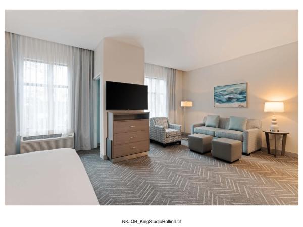 Homewood Suites By Hilton Panama City Beach, Fl : photo 9 de la chambre studio lit king-size pour personnes à mobilité réduite avec douche accessible en fauteuil roulant