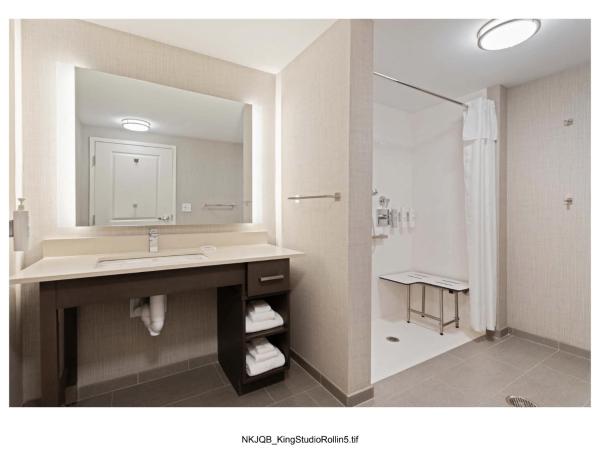 Homewood Suites By Hilton Panama City Beach, Fl : photo 8 de la chambre studio lit king-size pour personnes à mobilité réduite avec douche accessible en fauteuil roulant