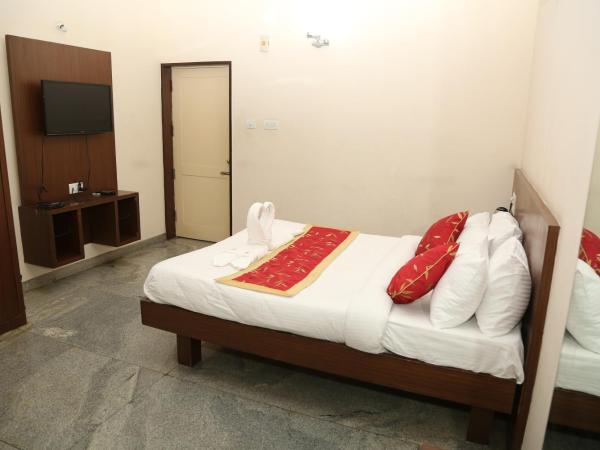 Soundarya Hotel : photo 3 de la chambre chambre double standard avec ventilateur