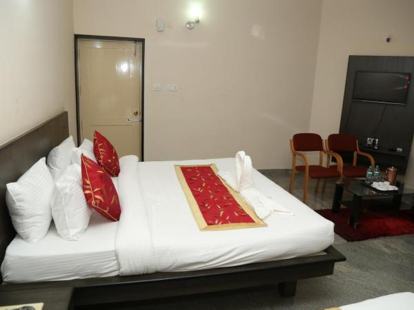 Soundarya Hotel : photo 4 de la chambre chambre double standard avec ventilateur