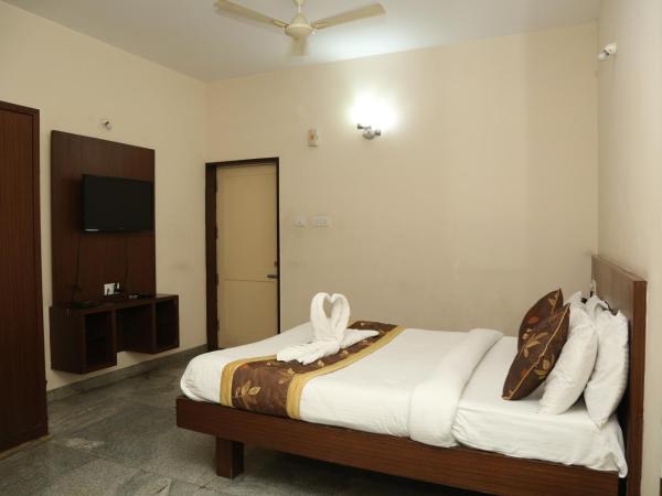 Soundarya Hotel : photo 9 de la chambre chambre double standard avec ventilateur