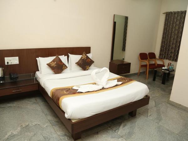 Soundarya Hotel : photo 10 de la chambre chambre double standard avec ventilateur