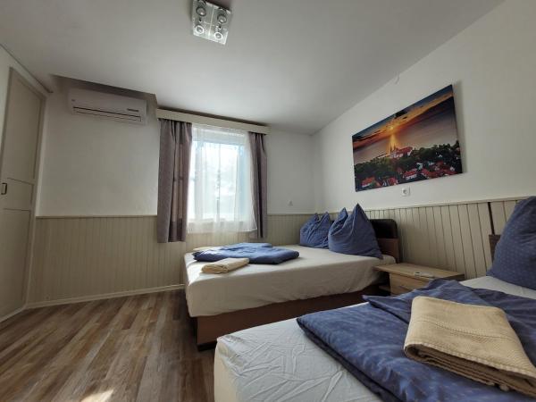 VilLa AdeLe : photo 1 de la chambre chambre triple avec salle de bains commune
