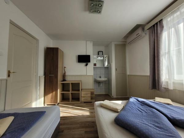 VilLa AdeLe : photo 4 de la chambre chambre triple avec salle de bains commune