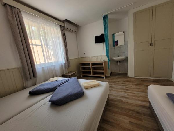 VilLa AdeLe : photo 6 de la chambre chambre triple avec salle de bains commune