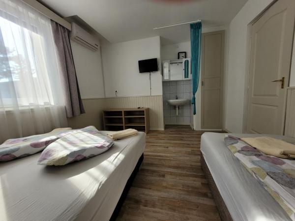 VilLa AdeLe : photo 7 de la chambre chambre triple avec salle de bains commune