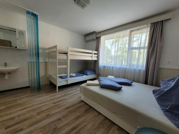 VilLa AdeLe : photo 3 de la chambre chambre quadruple avec salle de bains commune