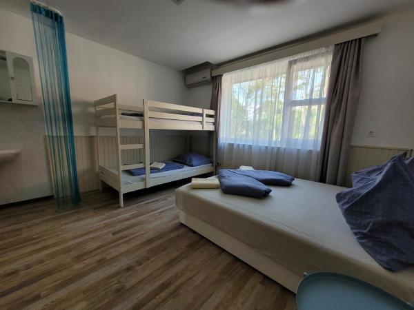 VilLa AdeLe : photo 7 de la chambre chambre quadruple avec salle de bains commune