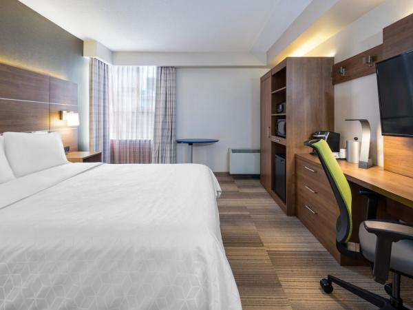 Holiday Inn Express Toronto Downtown, an IHG Hotel : photo 4 de la chambre standard king room with roll-in shower - communications access
