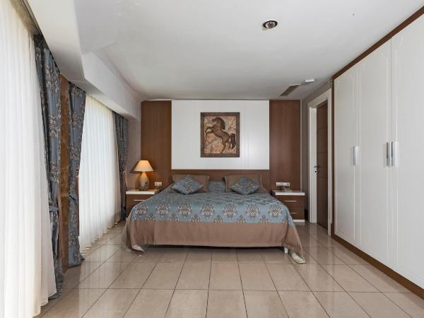 Orange County Alanya : photo 1 de la chambre suite lit king-size avec baignoire spa - vue sur mer