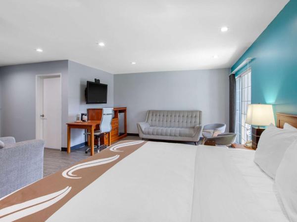 Quality Inn Near Hollywood Walk of Fame : photo 6 de la chambre suite lit king-size et canapé avec balcon - non-fumeurs