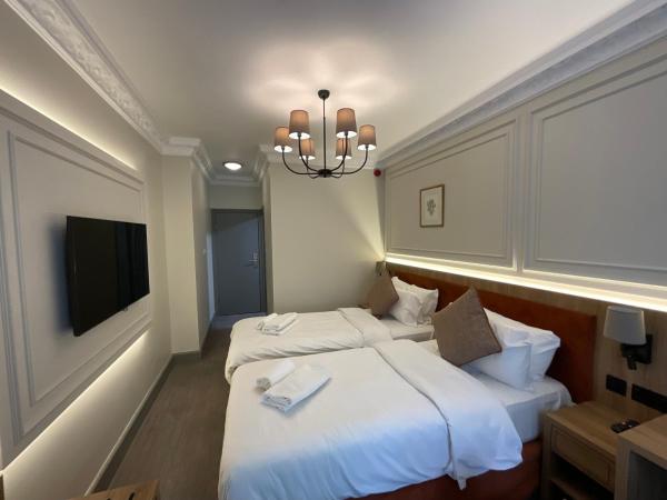 Old Mill Hotel & Lodge : photo 2 de la chambre chambre lits jumeaux supérieure avec vue sur la rivière