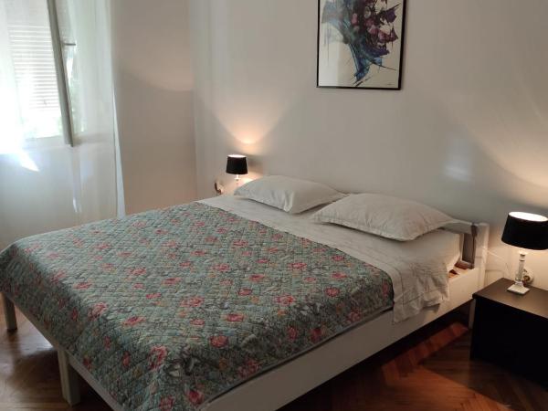 Private Accommodation Raspudic : photo 4 de la chambre chambre double avec salle de bains commune