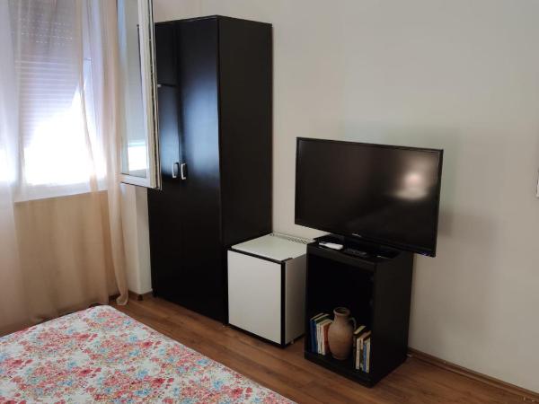 Private Accommodation Raspudic : photo 5 de la chambre chambre double avec salle de bains commune