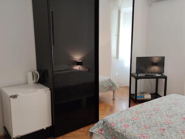 Private Accommodation Raspudic : photo 5 de la chambre chambre double avec salle de bains commune