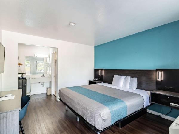 Motel 6 Tampa Near Fairgrounds - Casino : photo 1 de la chambre chambre lit king-size - non-fumeurs