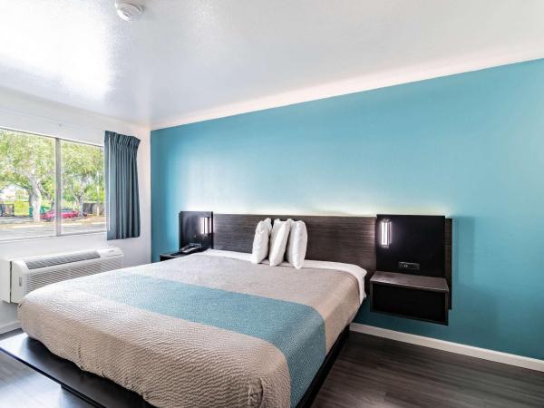 Motel 6 Tampa Near Fairgrounds - Casino : photo 3 de la chambre chambre lit king-size - accessible aux personnes à mobilité réduite