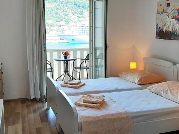 Apartments Villa Sirena : photo 2 de la chambre studio avec balcon et vue sur la mer