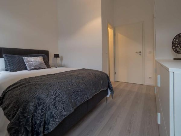 EXECUTIVE DOUBLE ROOM WITH EN-SUITE CITY CENTRE IN Guest House R1 : photo 4 de la chambre chambre double avec balcon