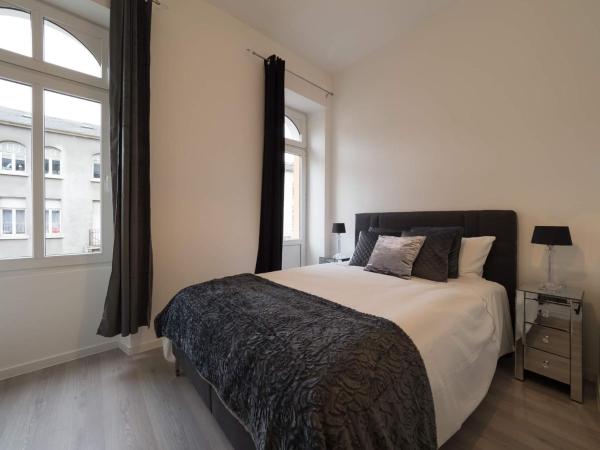 EXECUTIVE DOUBLE ROOM WITH EN-SUITE CITY CENTRE IN Guest House R1 : photo 7 de la chambre chambre double avec balcon