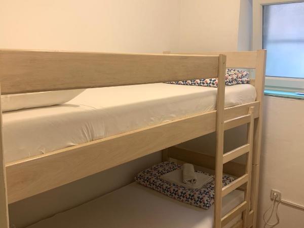 Hostel Split : photo 3 de la chambre chambre lits jumeaux avec salle de bains commune