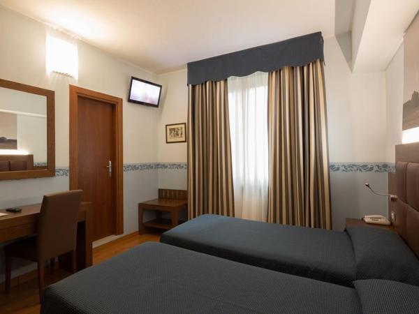 Hotel Terminus & Plaza : photo 5 de la chambre chambre lits jumeaux