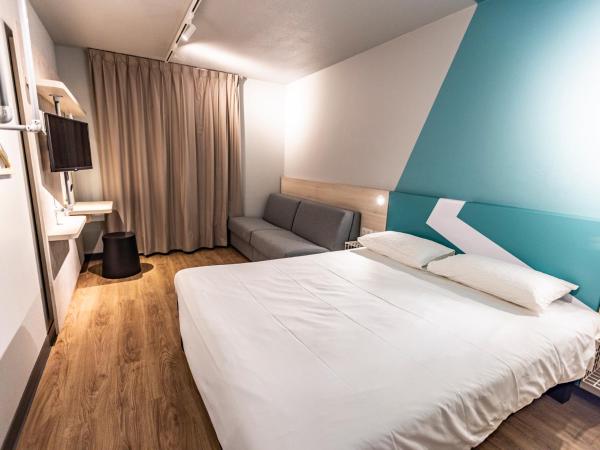 ibis Budget Millau Viaduc : photo 10 de la chambre chambre familiale avec 1 lit double et 2 lits simples