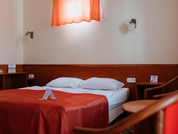 Hotel Korona Wellness, Rendezvény és Borszálloda : photo 1 de la chambre chambre familiale avec balcon