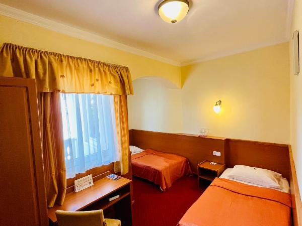 Hotel Korona Wellness, Rendezvény és Borszálloda : photo 2 de la chambre chambre familiale avec balcon