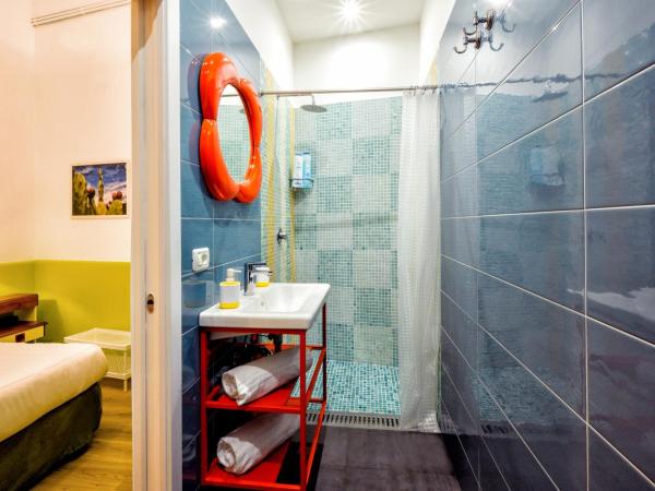 The Yard Hostel : photo 5 de la chambre chambre double avec salle de bains privative