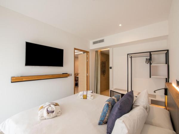 Mercure Avignon Gare TGV : photo 2 de la chambre suite junior avec un lit double + canapé lit