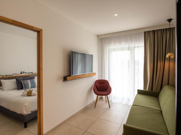 Mercure Avignon Gare TGV : photo 3 de la chambre suite junior avec un lit double + canapé lit