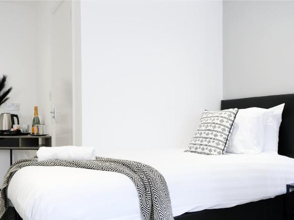 The Kop End Hotel by Serviced Living Liverpool : photo 2 de la chambre chambre lits jumeaux avec salle de bains privative