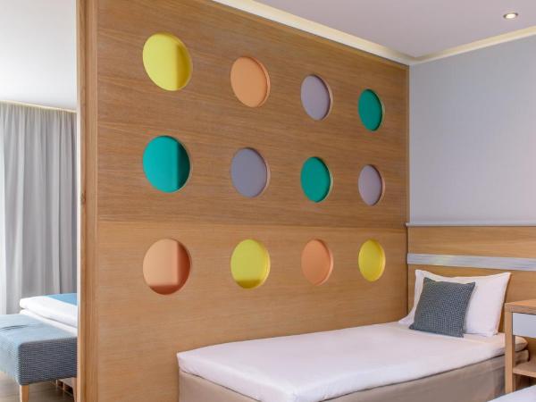 Lyttos Beach : photo 3 de la chambre chambre familiale supérieure avec porte coulissante - vue sur jardin