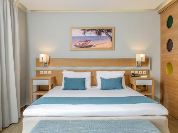 Lyttos Beach : photo 4 de la chambre chambre familiale supérieure avec porte coulissante - vue sur jardin