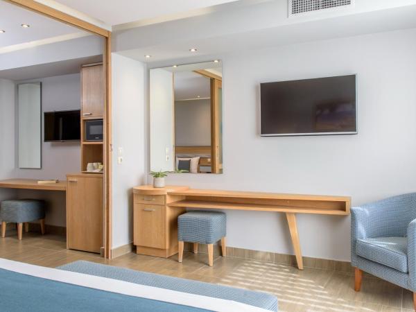 Lyttos Beach : photo 5 de la chambre chambre familiale supérieure avec porte coulissante - vue sur jardin