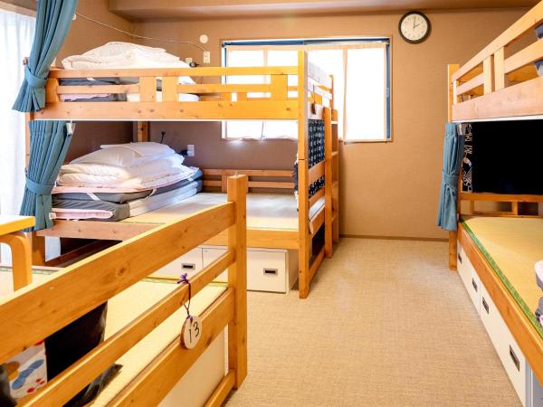 Guest House Nakaima : photo 1 de la chambre chambre familiale avec salle de bains commune