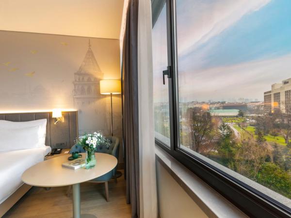 Radisson Hotel Istanbul Harbiye : photo 8 de la chambre chambre supérieure avec vue sur le bosphore
