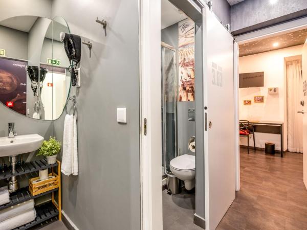 Lisbon Wine House - Rooms & Suites : photo 1 de la chambre chambre lits jumeaux avec salle de bains privative séparée