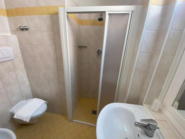 Hotel Nanni Garnì : photo 2 de la chambre chambre quadruple avec balcon