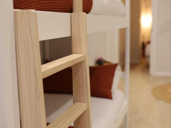 FLORIT FLATS - The Serreria Rooms : photo 8 de la chambre chambre familiale adaptée aux personnes à mobilité réduite