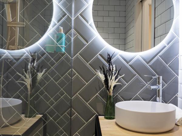 FLORIT FLATS - The Serreria Rooms : photo 10 de la chambre chambre familiale avec salle de bains privative