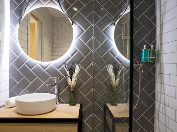 FLORIT FLATS - The Serreria Rooms : photo 9 de la chambre chambre familiale avec douche