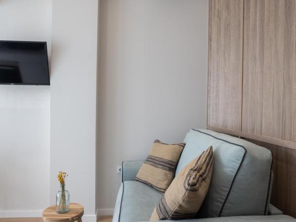 FLORIT FLATS - The Serreria Rooms : photo 4 de la chambre chambre triple Économique avec salle de bains commune