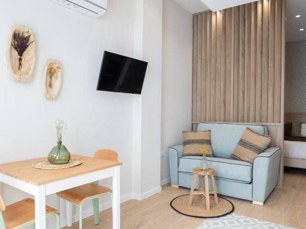 FLORIT FLATS - The Serreria Rooms : photo 3 de la chambre chambre triple Économique avec salle de bains commune