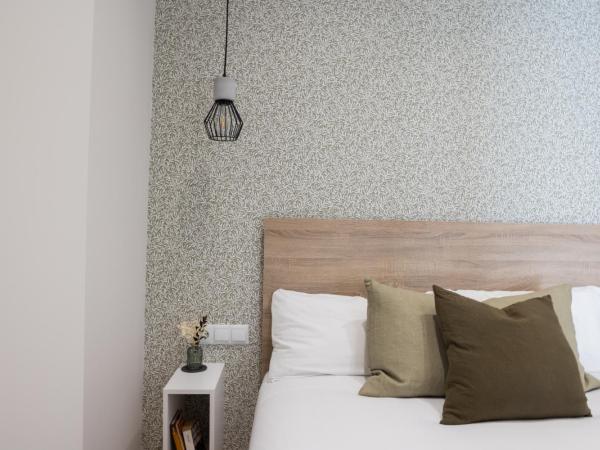 FLORIT FLATS - The Serreria Rooms : photo 10 de la chambre chambre triple Économique avec salle de bains commune