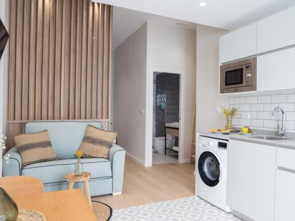 FLORIT FLATS - The Serreria Rooms : photo 1 de la chambre chambre triple Économique avec salle de bains commune