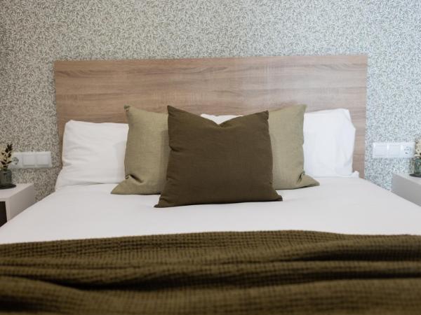 FLORIT FLATS - The Serreria Rooms : photo 9 de la chambre chambre triple Économique avec salle de bains commune